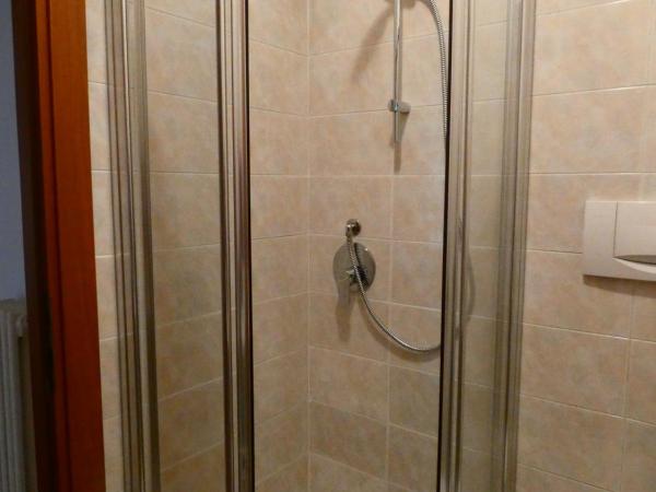 Apartment Nido Stazione : photo 6 de la chambre chambre triple avec salle de bains privative séparée