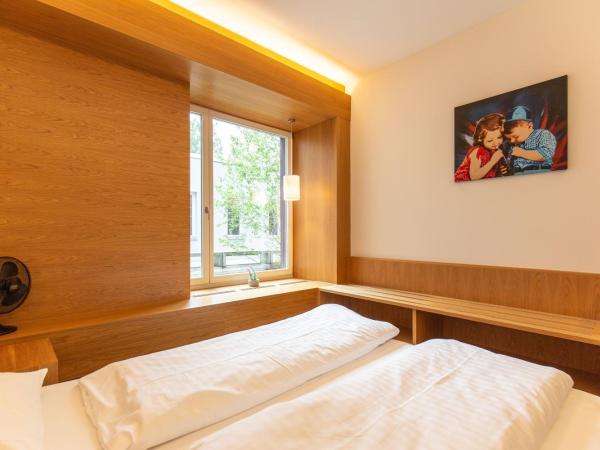 Hotel by Hyve Basel : photo 4 de la chambre double room with shared bathroom