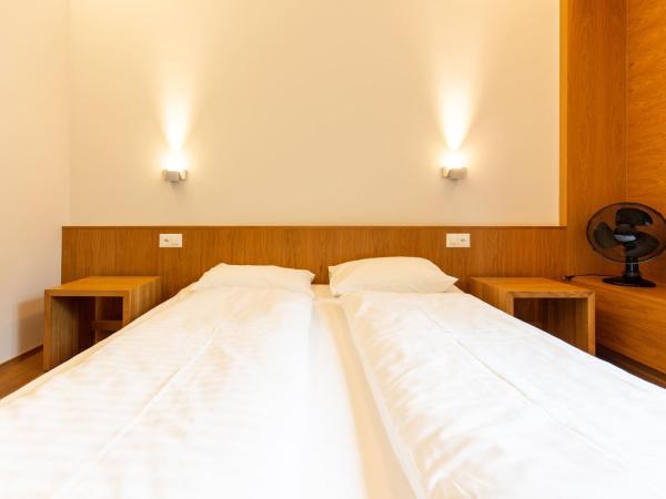 Hotel by Hyve Basel : photo 2 de la chambre double room with shared bathroom