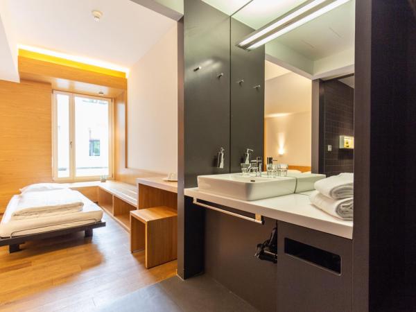 Hotel by Hyve Basel : photo 4 de la chambre triple room with private bathroom