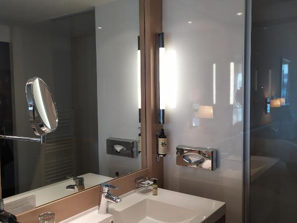 Best Western Premier Hôtel du Vieux-Port : photo 7 de la chambre suite junior lit queen-size - vue sur mer