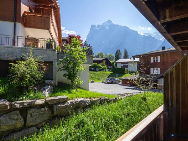 Hotel Lauberhorn - Home for Outdoor Activities : photo 5 de la chambre chambre quadruple avec balcon 