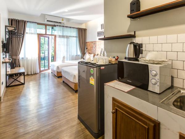 The Old City Wall Inn : photo 3 de la chambre chambre familiale avec salle de bains