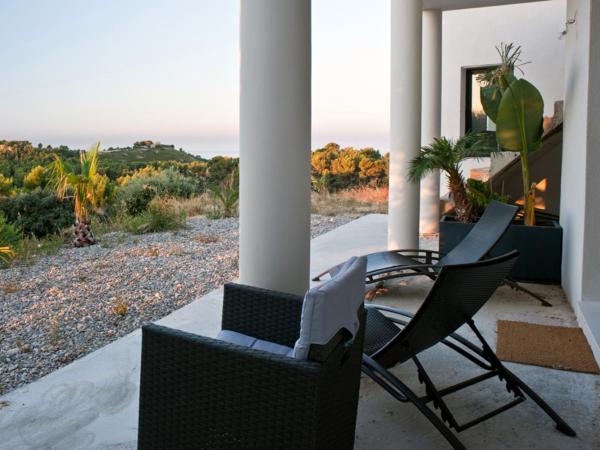 Villa Les Restanques : photo 4 de la chambre chambre double (2 adultes) avec terrasse privée 