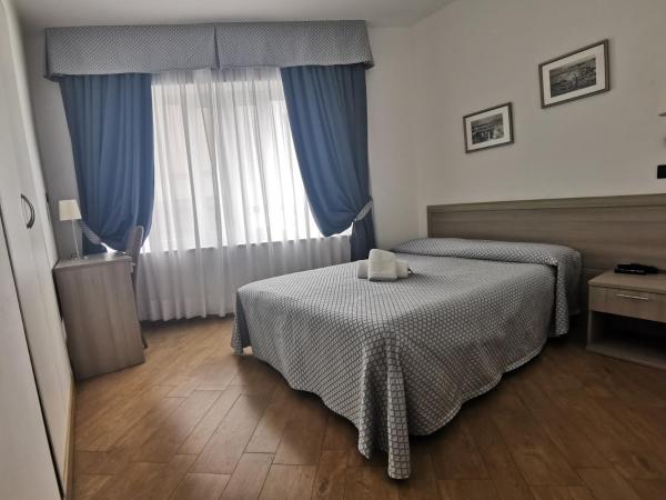 Hotel Chopin : photo 4 de la chambre chambre simple avec petit lit double.