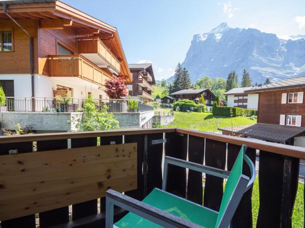 Hotel Lauberhorn - Home for Outdoor Activities : photo 9 de la chambre chambre double lifestyle avec balcon