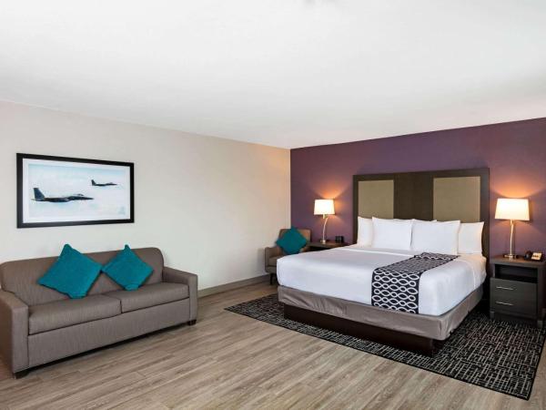 La Quinta Inn & Suites by Wyndham Las Vegas Nellis : photo 7 de la chambre suite lit king-size – non-fumeurs