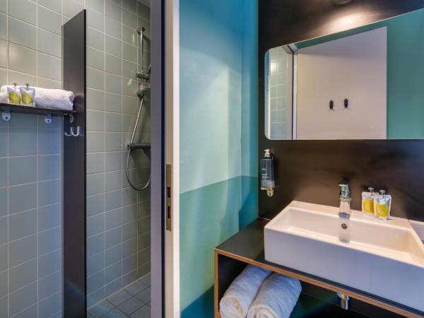 Stayokay Hostel Haarlem : photo 6 de la chambre chambre familiale quadruple avec salle de bains privative et douche