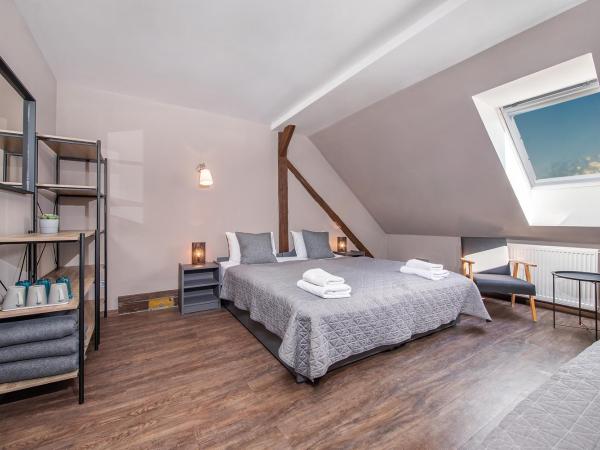 Postel Hostel : photo 1 de la chambre chambre triple avec salle de bains privative séparée