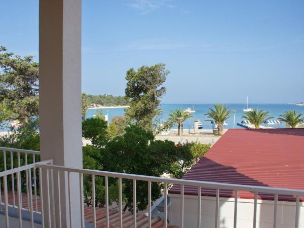 Hostel Casa La Cha : photo 10 de la chambre bed in 4-bed mixed dormitory room with balcony and sea view