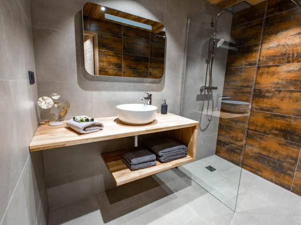 Les Mazots des Fées : photo 3 de la chambre chambre double supérieure