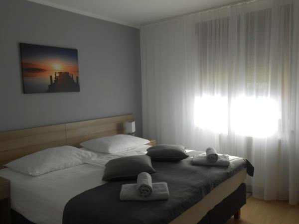 Villa Kristina : photo 5 de la chambre chambre double - vue sur jardin