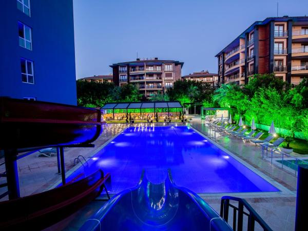 Royalisa Hotel : photo 1 de la chambre suite familiale avec balcon