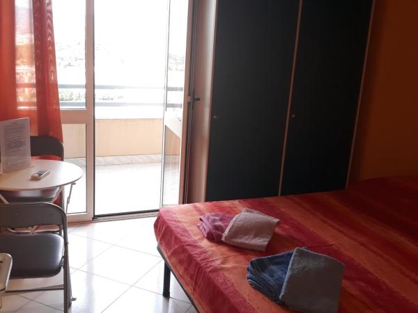 B&B Panorama Cagliari : photo 4 de la chambre chambre lit king-size avec balcon