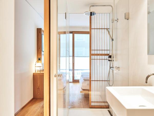 ART HOUSE Basel - Member of Design Hotels : photo 3 de la chambre petite chambre double lit queen-size avec terrasse