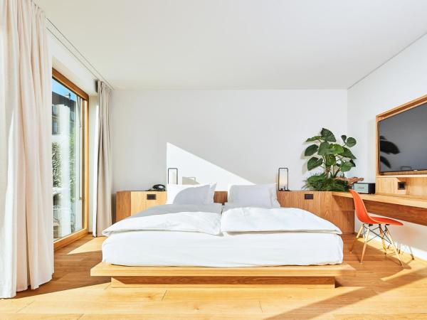 ART HOUSE Basel - Member of Design Hotels : photo 3 de la chambre suite club avec terrasse