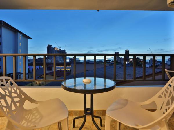 Nalanta Hotel Pattaya : photo 8 de la chambre chambre double supérieure - vue sur ville