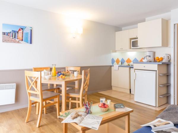 Résidence Pierre & Vacances La Baie des Sables : photo 2 de la chambre 2 studios communicants avec 2 alcôves de couchage et balcon (8 personnes)