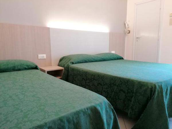 HOTEL ANDREA'S : photo 3 de la chambre chambre triple classique