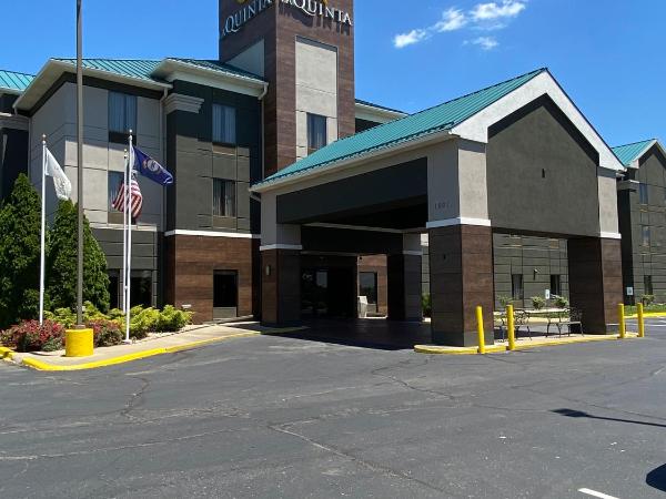 La Quinta Inn & Suites by Wyndham Louisville East : photo 2 de la chambre chambre exécutive avec 2 lits queen-size - non-fumeurs