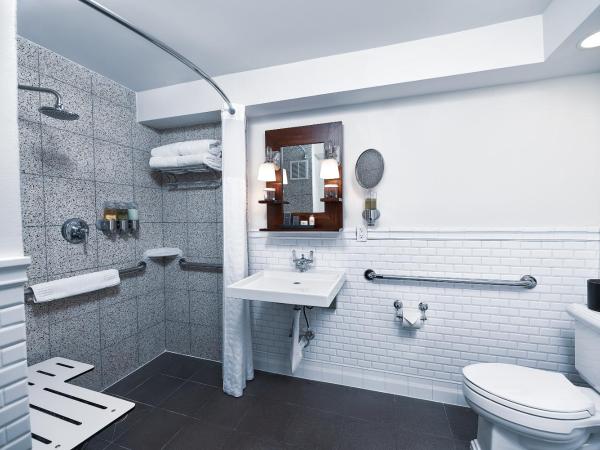 National Hotel, An Adult Only Oceanfront Resort : photo 6 de la chambre chambre lit queen-size accessible aux personnes à mobilité réduite - vue sur ville