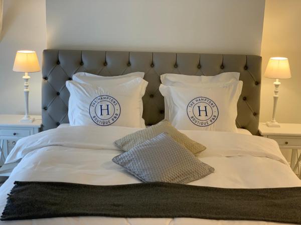 The Hamptons Boutique B&B : photo 4 de la chambre suite lit king-size avec baignoire