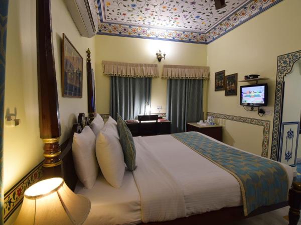 Umaid Bhawan - A Heritage Style Boutique Hotel : photo 10 de la chambre hébergement royal deluxe - prise en charge gratuite à l'arrivée uniquement depuis la gare ferroviaire ou routière