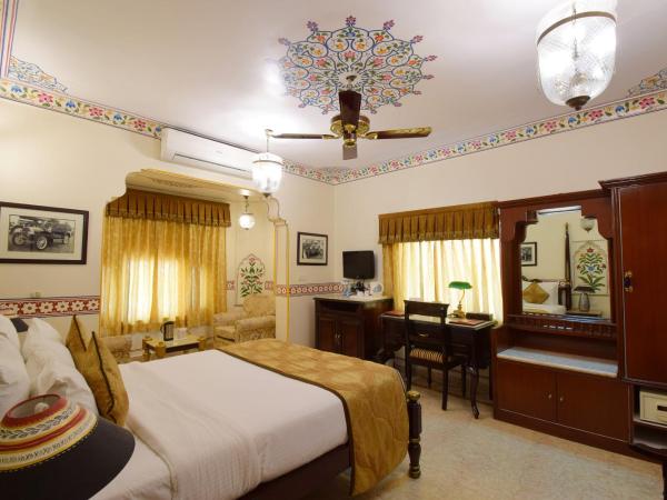 Umaid Bhawan - A Heritage Style Boutique Hotel : photo 6 de la chambre chambre double royale de luxe avec voiture et chauffeur