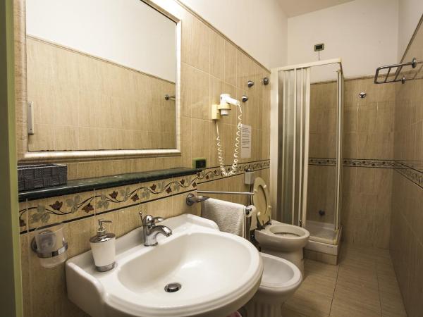 Ostello degli Elefanti : photo 3 de la chambre lit dans dortoir mixte de 4 lits avec salle de bains privée