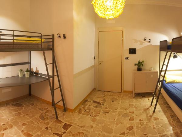 Ostello degli Elefanti : photo 2 de la chambre lit dans dortoir mixte de 4 lits avec salle de bains privée