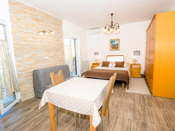 Guest House AB Adria Home : photo 4 de la chambre studio avec canapé-lit