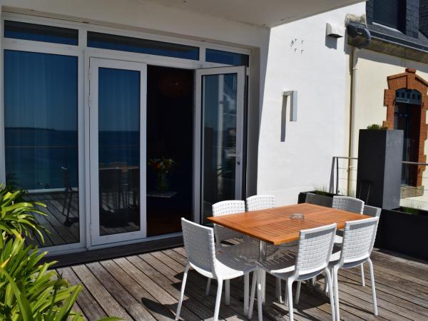 Les Sables Blancs : photo 5 de la chambre suite glénan - vue sur mer