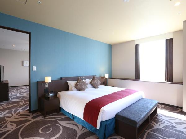Quintessa Hotel Osaka Bay : photo 4 de la chambre suite d'angle avec lit king-size