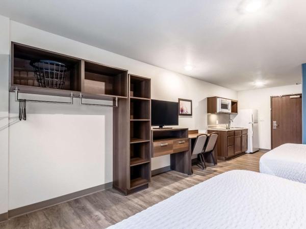 WoodSpring Suites Indianapolis Castleton : photo 4 de la chambre queen room with two queen beds and desk - non-smoking