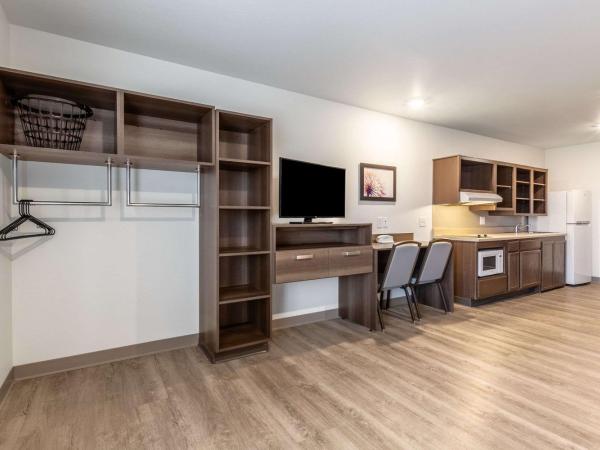 WoodSpring Suites Indianapolis Castleton : photo 2 de la chambre chambre lit queen-size avec douche accessible en fauteuil roulant - adaptée aux personnes à mobilité réduite - non-fumeurs