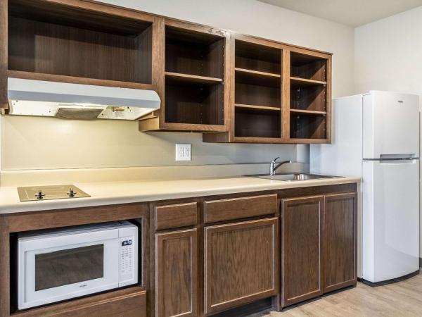 WoodSpring Suites Indianapolis Castleton : photo 3 de la chambre chambre lit queen-size avec douche accessible en fauteuil roulant - adaptée aux personnes à mobilité réduite - non-fumeurs