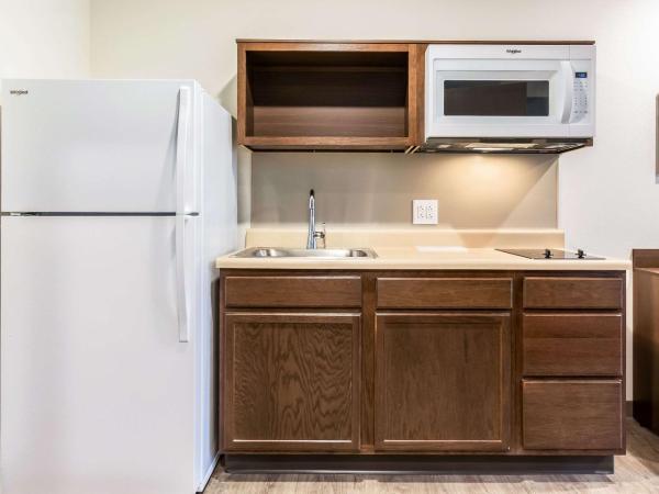 WoodSpring Suites Indianapolis Castleton : photo 7 de la chambre chambre lit queen-size avec douche accessible en fauteuil roulant - adaptée aux personnes à mobilité réduite - non-fumeurs