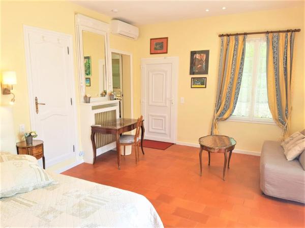 B&B with charm, quiet, kitchen, sw pool. : photo 9 de la chambre chambre familiale avec terrasse 