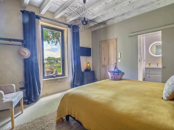 MAS DES 2 PLATANES : photo 1 de la chambre chambre lit king-size - vue sur piscine