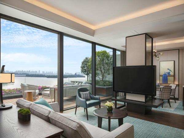 Park Hyatt Suzhou : photo 3 de la chambre suite avec terrasse et vue sur le lac