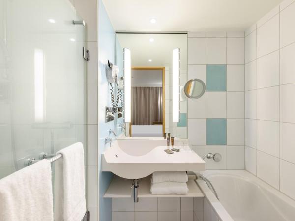 Novotel Berlin Am Tiergarten : photo 3 de la chambre suite junior avec 1 lit queen-size et 1 canapé