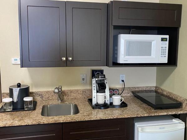 Best Western Plus Red Deer Inn & Suite : photo 5 de la chambre suite lit king-size avec kitchenette
