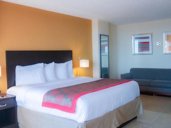 Ramada Plaza by Wyndham Marco Polo Beach Resort : photo 3 de la chambre hébergement lit king-size - non-fumeurs - vue côté océan