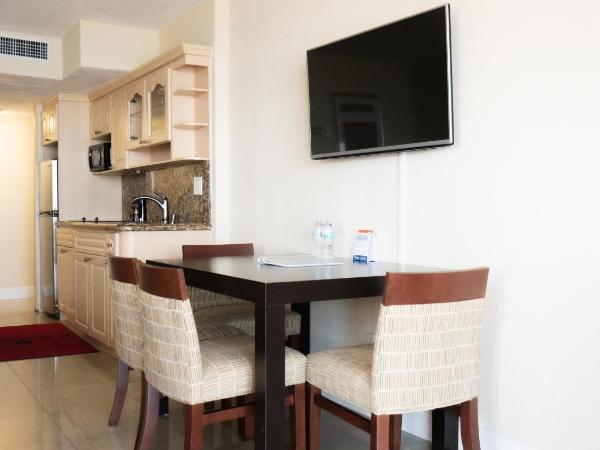 Ramada Plaza by Wyndham Marco Polo Beach Resort : photo 4 de la chambre hébergement lit king-size - non-fumeurs - vue côté océan