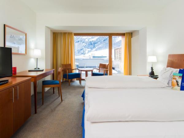 Le Bristol Leukerbad : photo 3 de la chambre chambre supérieure avec 2 lits simples et balcon