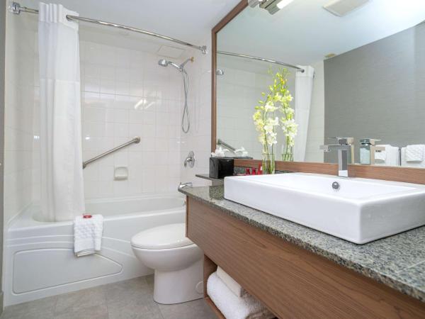 Best Western Premier Chateau Granville Hotel & Suites & Conference Centre : photo 3 de la chambre chambre supérieure lit king-size avec balcon - non-fumeurs