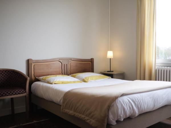 Pension de Kerioual : photo 1 de la chambre chambre familiale avec salle de bains commune