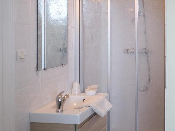 Pension de Kerioual : photo 4 de la chambre chambre familiale avec salle de bains commune