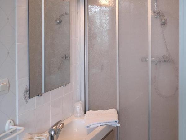 Pension de Kerioual : photo 6 de la chambre chambre triple avec toilettes communes