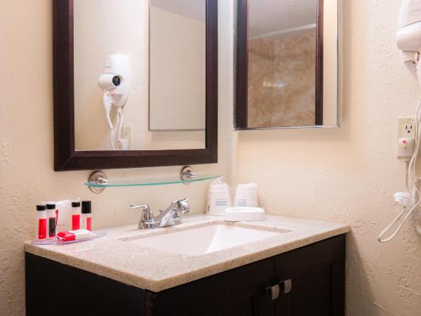 Ramada Plaza by Wyndham Marco Polo Beach Resort : photo 4 de la chambre hébergement avec 2 lits queen-size et balcon - vue partielle sur océan - non-fumeurs